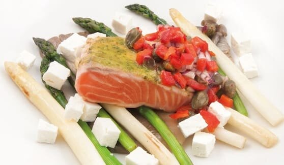 Łosoś norweski z salsą z pieczonej papryki na białych i zielonych szparagach