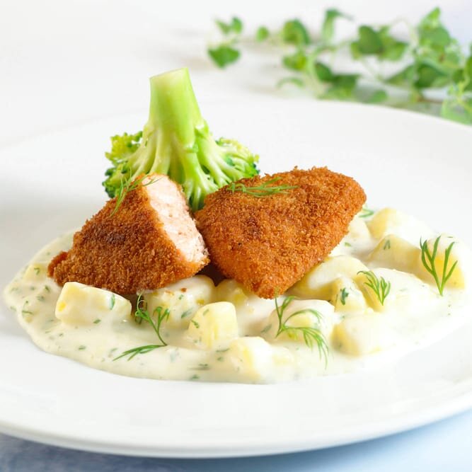 Panierowany łosoś z sosem ziemniaczanym