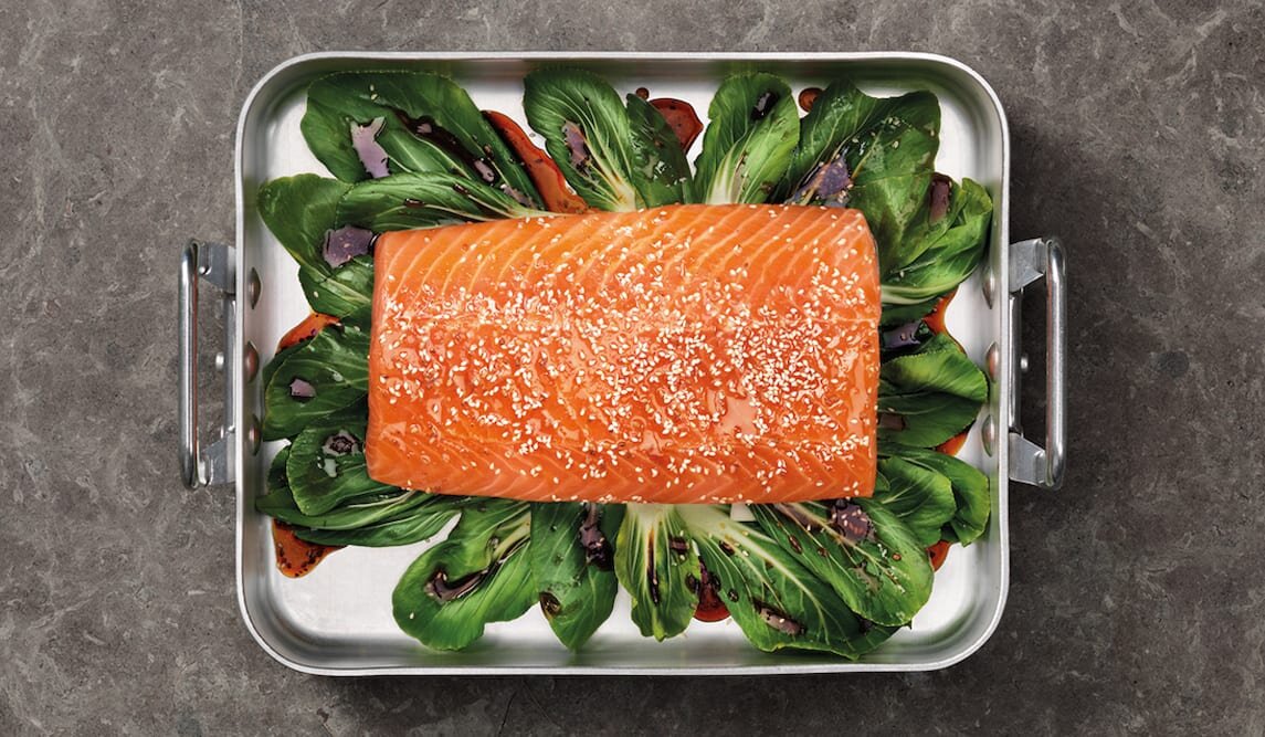 Zapiekany łosoś norweski z sosem teriyaki, ziarnami sezamu i kapustą Pak Choi