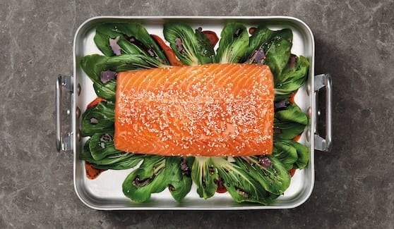 Zapiekany łosoś norweski z sosem teriyaki, ziarnami sezamu i kapustą Pak Choi