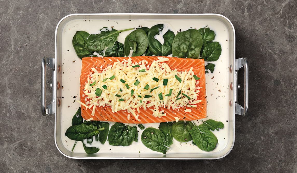 Zapiekany łosoś norweski ze szpinakiem, śmietaną i parmezanem