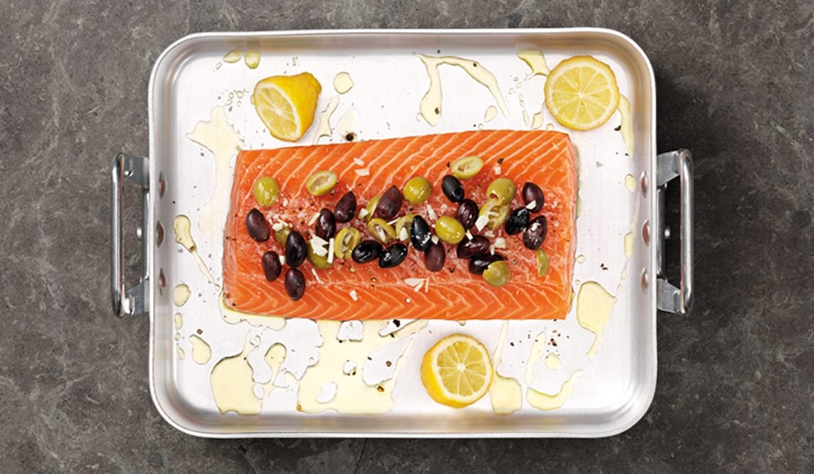 Zapiekany łosoś norweski z oliwkami, czosnkiem i cytryną