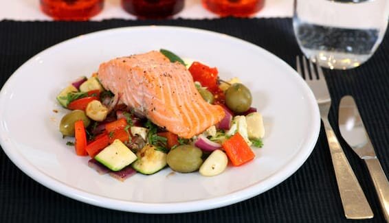 Troć pieczona z jarzynami z czosnkiem