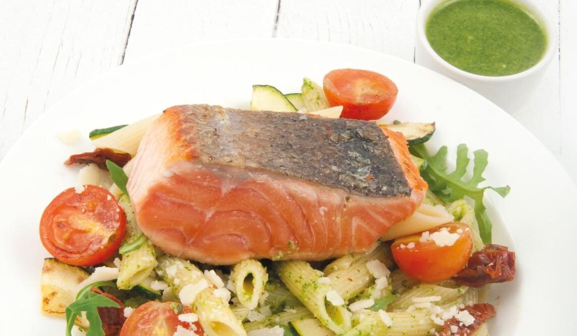 Stek z łososia norweskiego i penne z suszonymi pomidorami, cukinią oraz pesto z rukoli i orzechów nerkowca