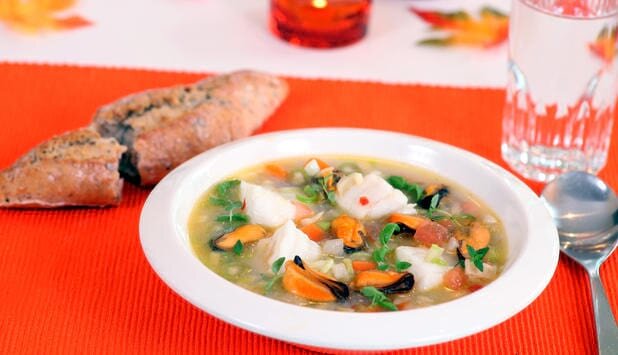 Kociołek rybny z zębaczem i małżami