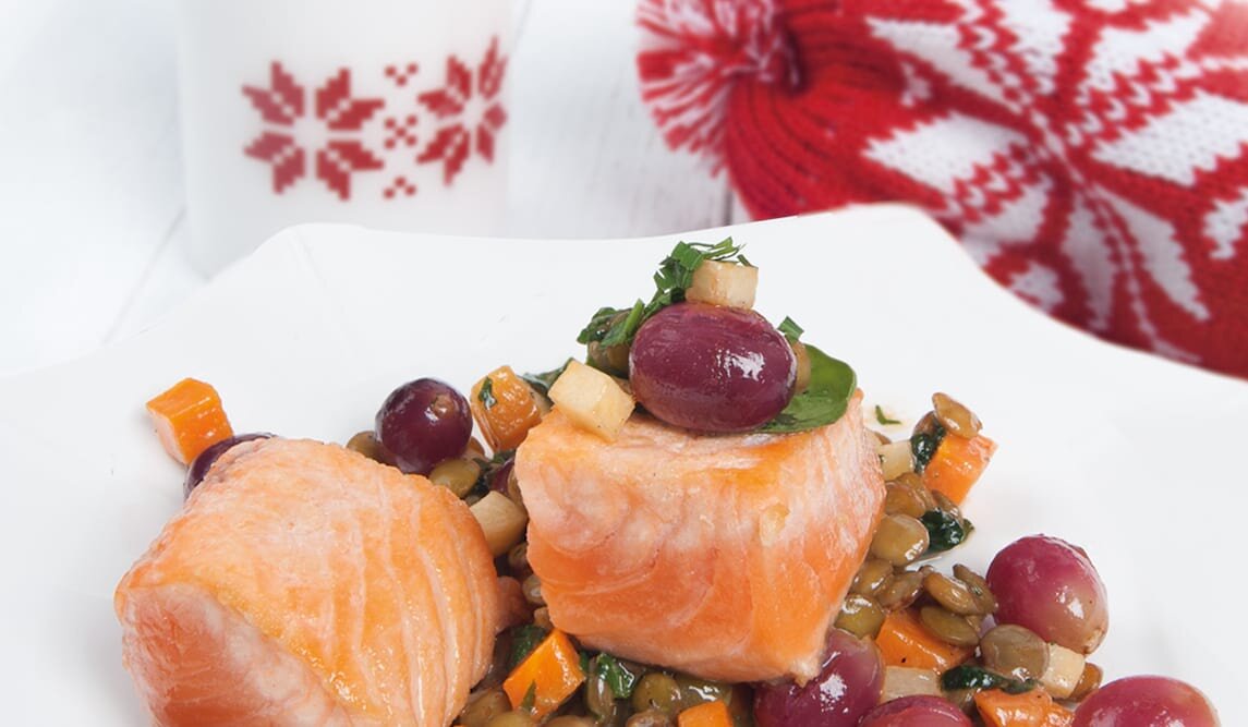 Łosoś norweski z soczewicą, winogronami i śmietaną