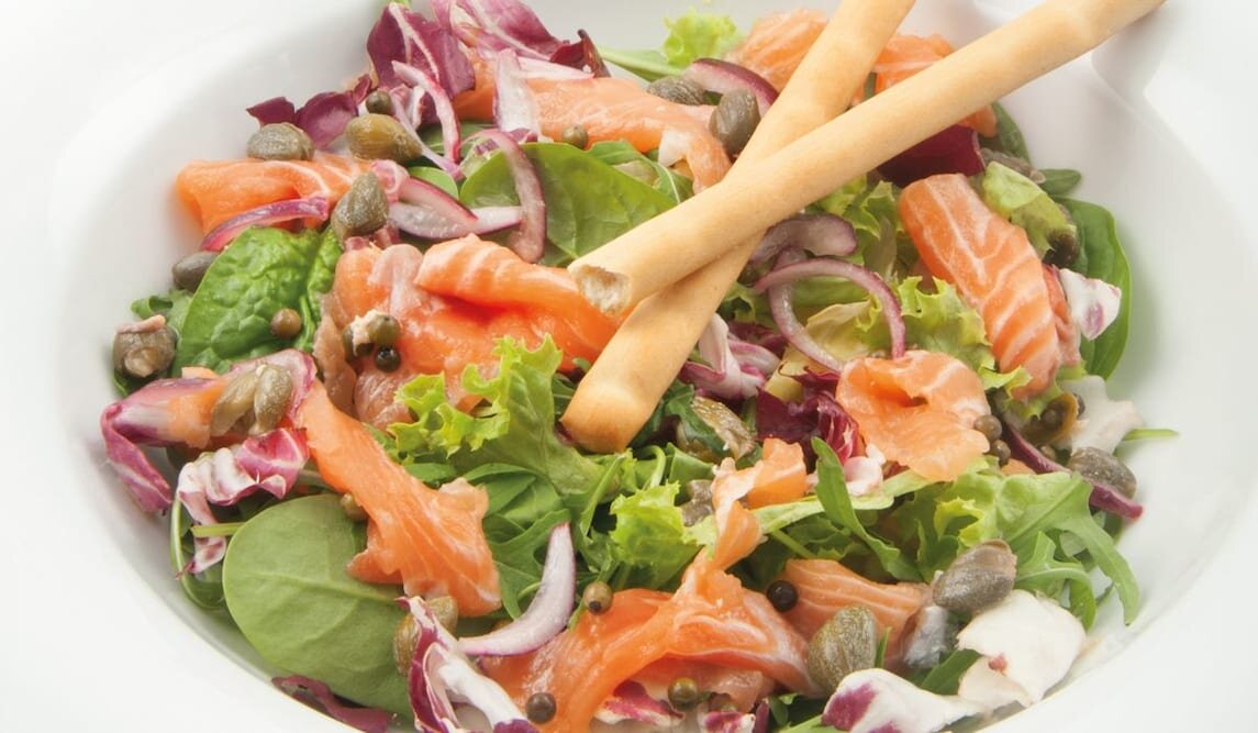 Sałata z marynowanym w cytrusach łososiem norweskim, oliwkami i kaparami oraz paluszkami grissini