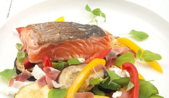 Łosoś norweski z warzywami śródziemnomorskimi, zapiekanymi z serem ricotta z dodatkiem szynki parmeńskiej