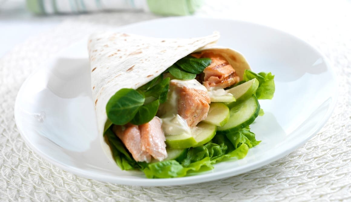 Wrap z łososiem i jabłkiem