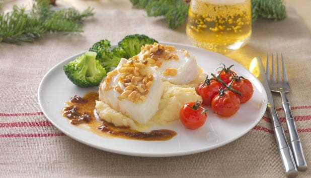 Pieczony halibut z orzeszkami pinii