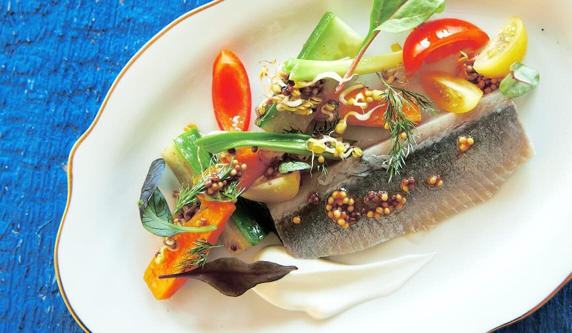 Śledź norweski z bukietem wiosennych warzyw