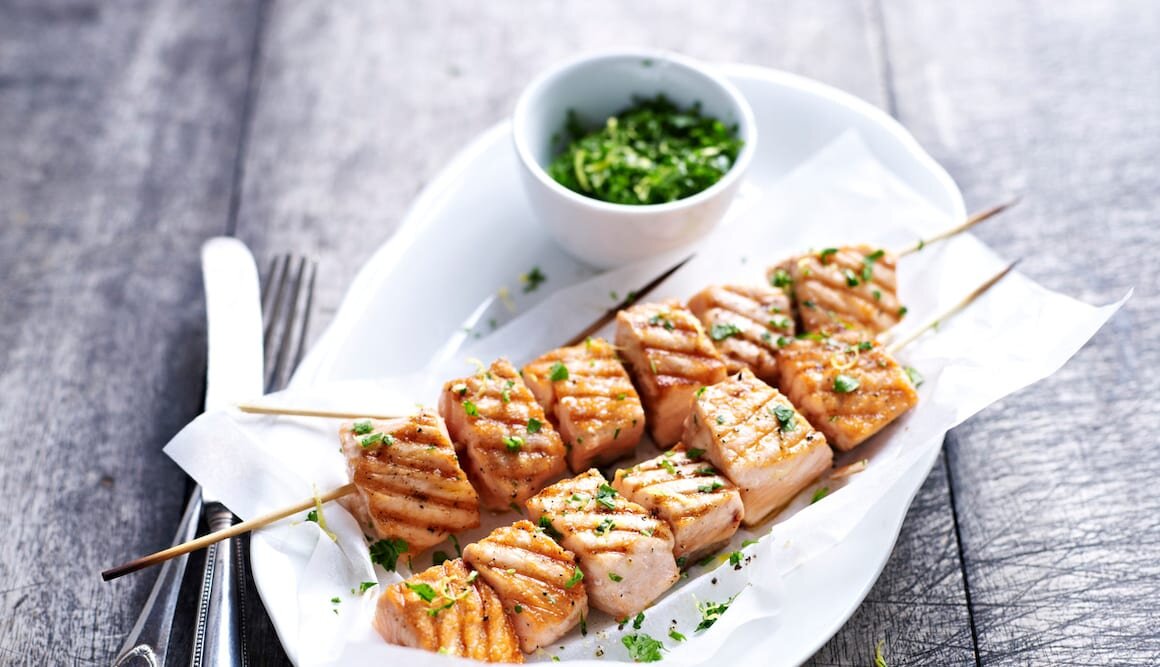 Grillowane szaszłyki z łososia z gremolatą
