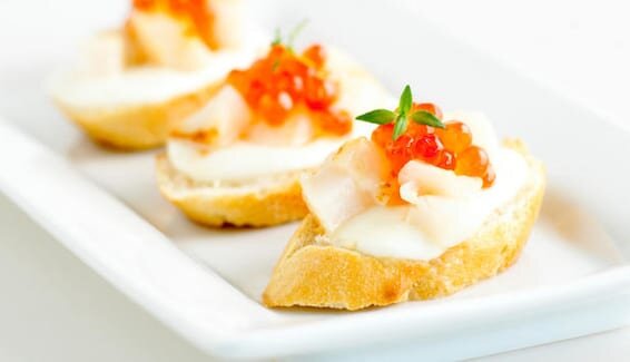 Bruschetta z przegrzebkami i ikrą łososia