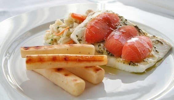 Pieczony halibut z risottem i pomidorami