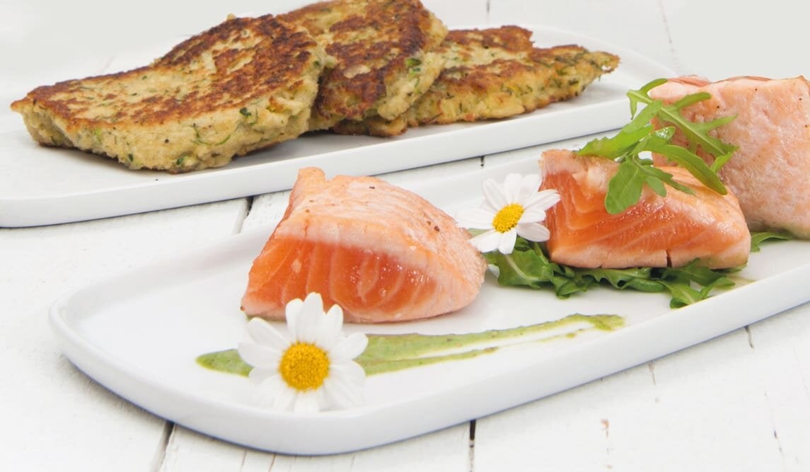 Łosoś norweski w sosie z mascarpone i pesto oraz placek z ziemniaków i cukinii 