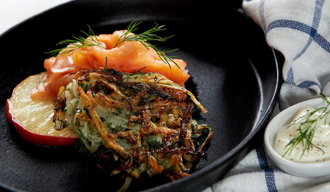 Rosti ziemniaczano-grzybowe z wędzonym łososiem norweskim