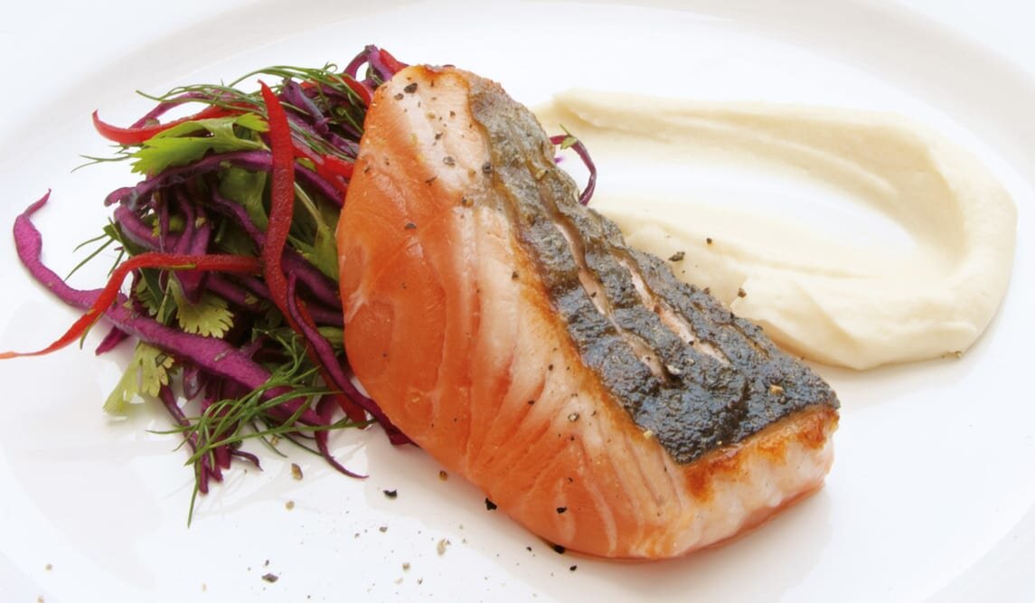 Grillowany łosoś norweski z czerwoną sałatką i puree z pietruszki