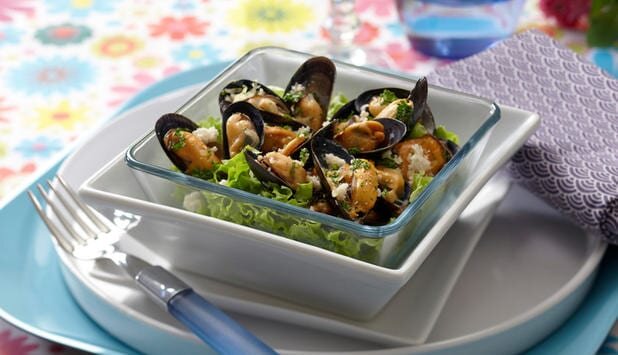 Małże zapiekane z sałatą
