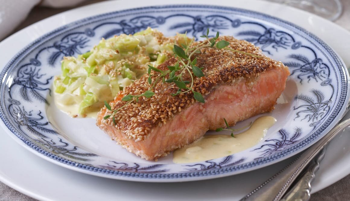 Łosoś panierowany w sezamie z porem w śmietanie