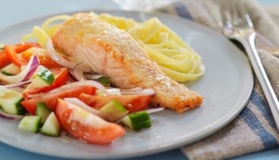 Łosoś pieczony z parmezanem i sałatką z pomidorów