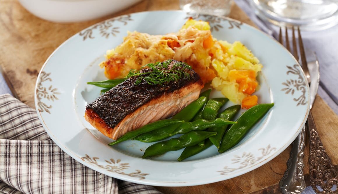 Smażony łosoś z zapiekanką z batatów i ziemniaków