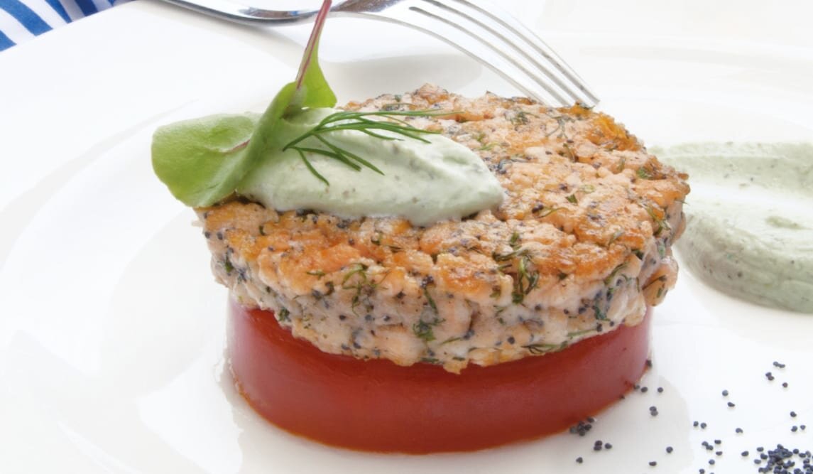 Burger z łososia norweskiego z musem ziołowo-twarogowym