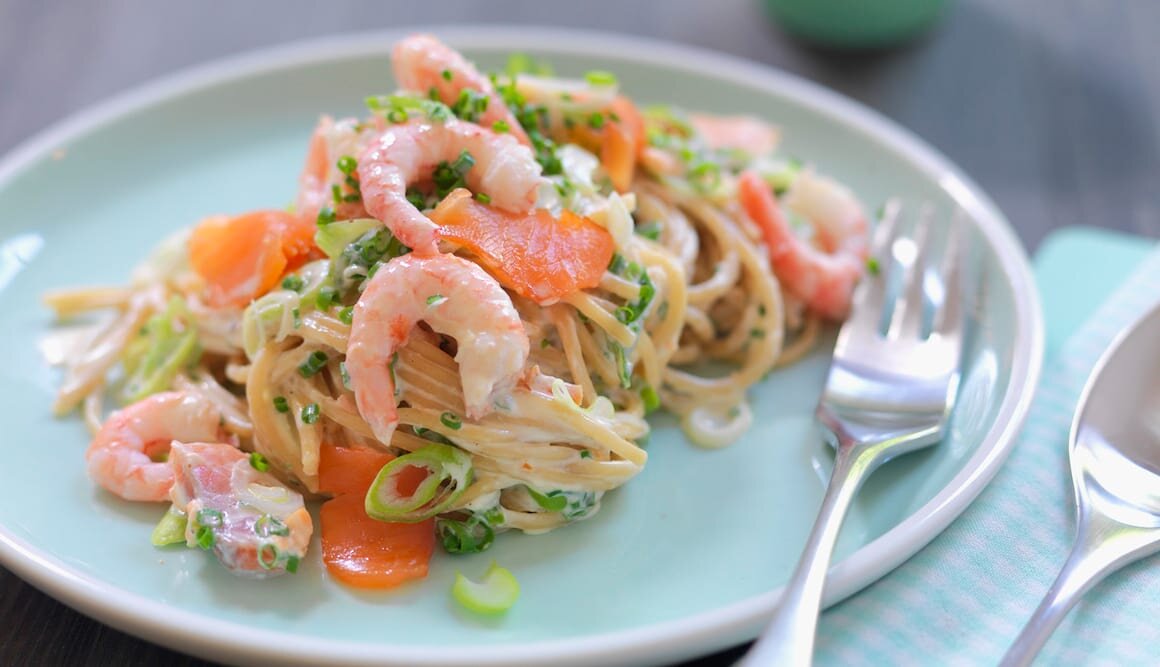 Makaron spaghetti z łososiem i krewetkami