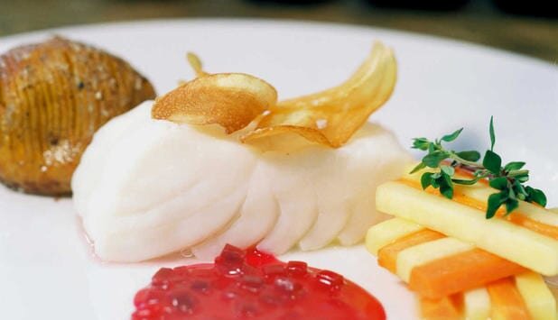 Halibut na parze z ziemniakami po szwedzku