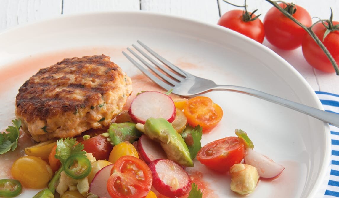 Burger z łososia i gazpacho z arbuza