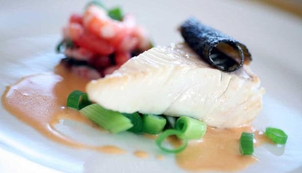 Pieczony halibut z sosem ze skorupiaków