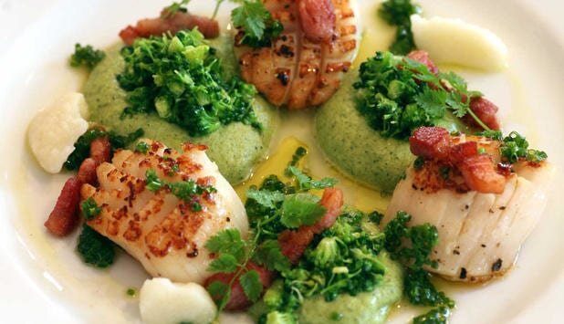 Przegrzebki z brokułami i czosnkiem