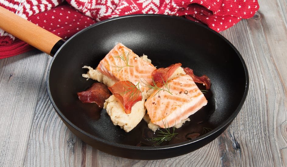 Łosoś norweski smażony z ziemniakami i kapustą kiszoną