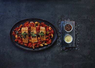 Smażony na patelni łosoś norweski z parmezanem 