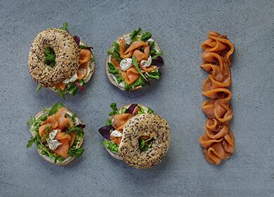 Bajgiel z łososiowym gravlax