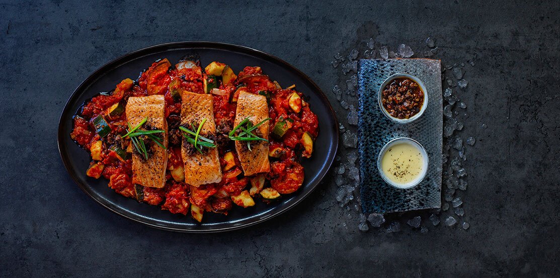 Smażony na patelni łosoś norweski z parmezanem