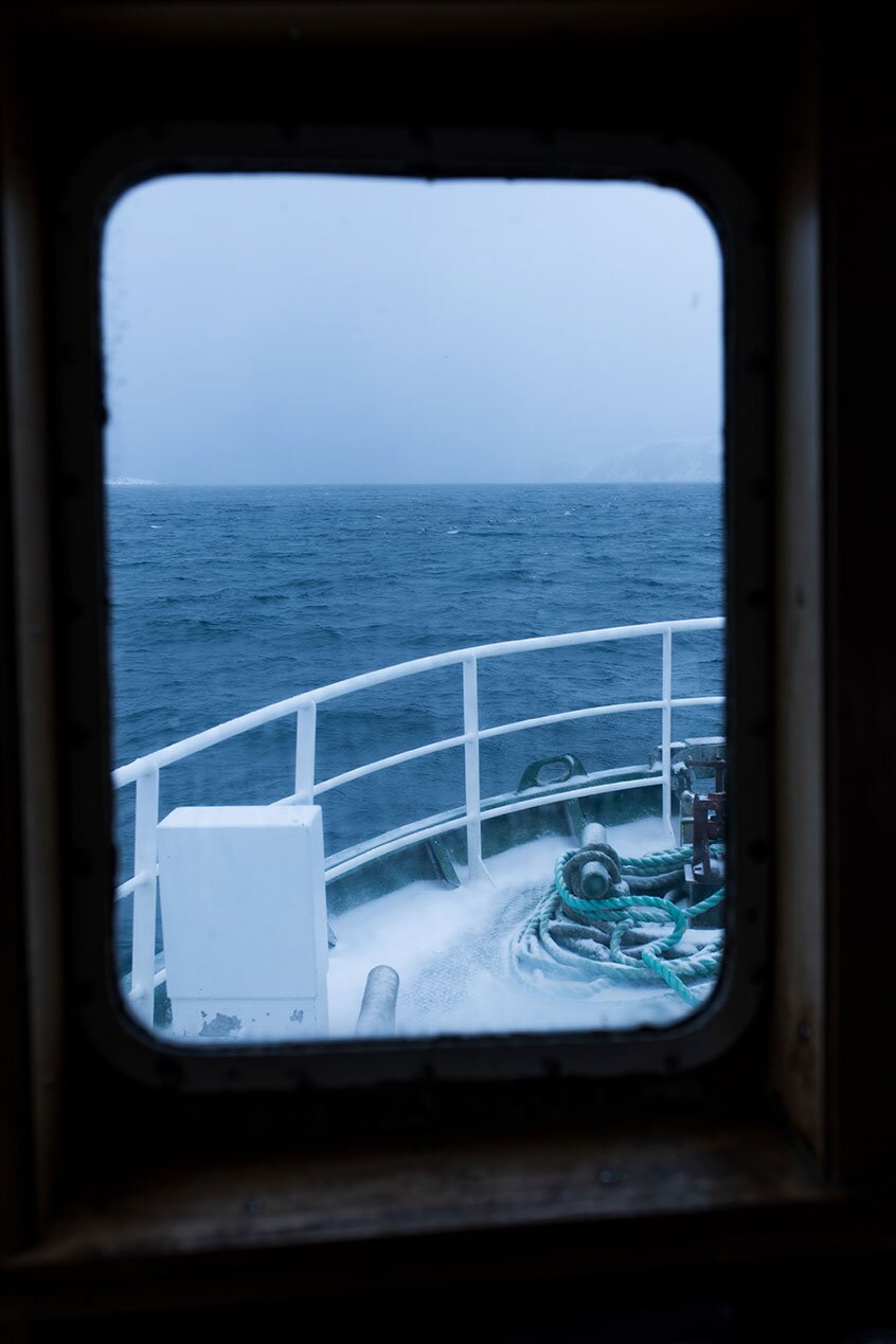 Patrząc przez okno na łódce