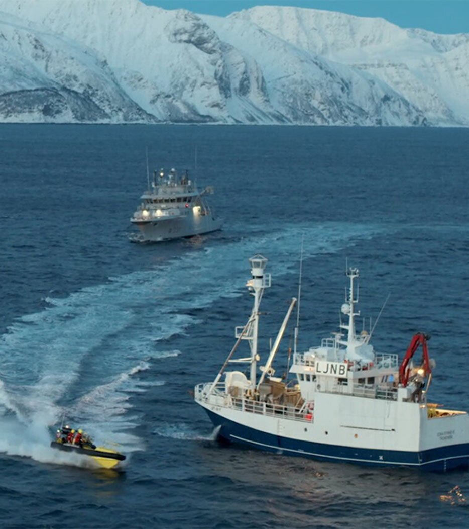 Straż przybrzeżna przeprowadza inspekcję statku